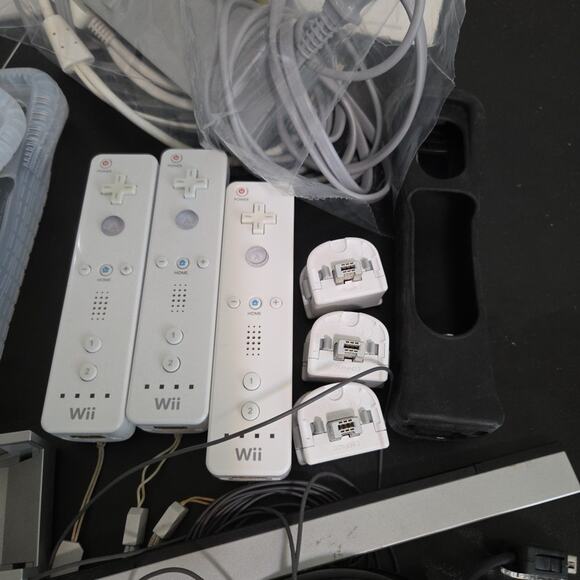 Nintendo Wii Game Console With 3 Controllers, Nunchuks, Motion Adapters, Wheel - Picture 5 of 7